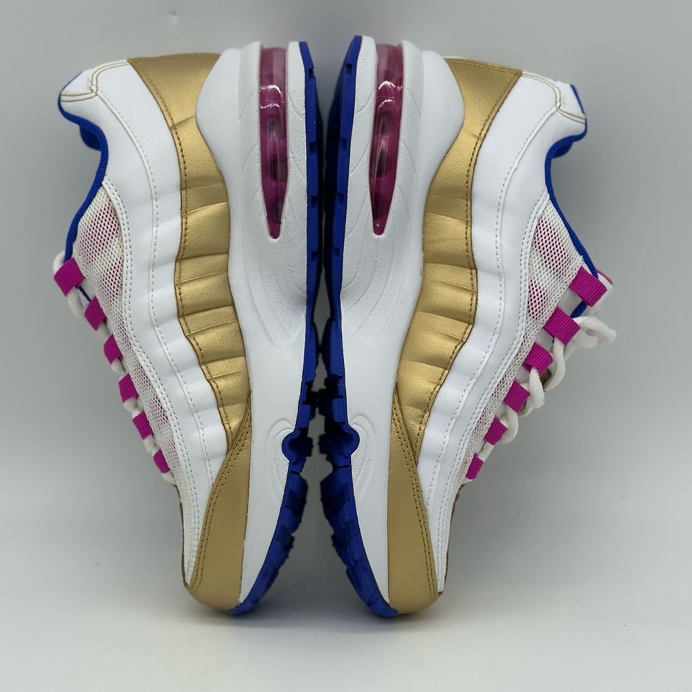 Nike White and Pink Sneakers Retro-Inspired Design - Picture 4 of 8